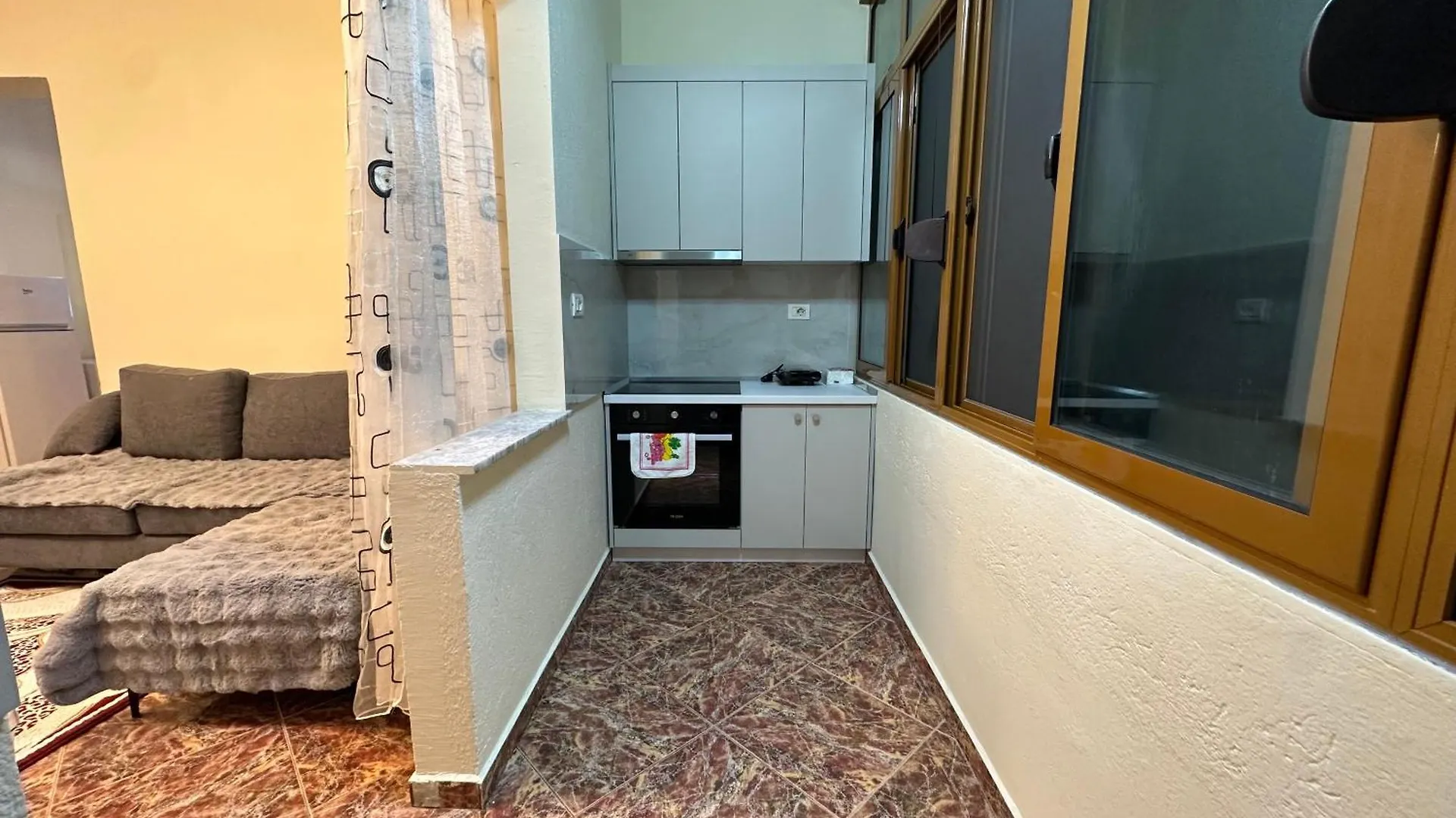 Mandi Apartament ティラナ