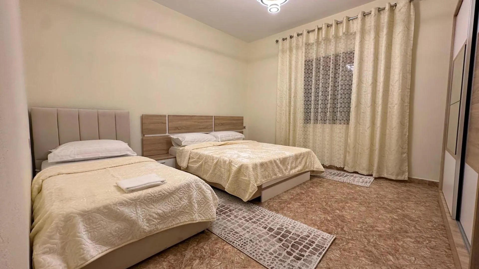 Mandi Apartament ティラナ