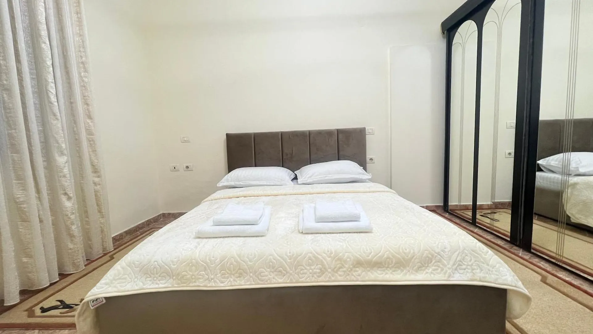 Mandi Apartament ティラナ アパート