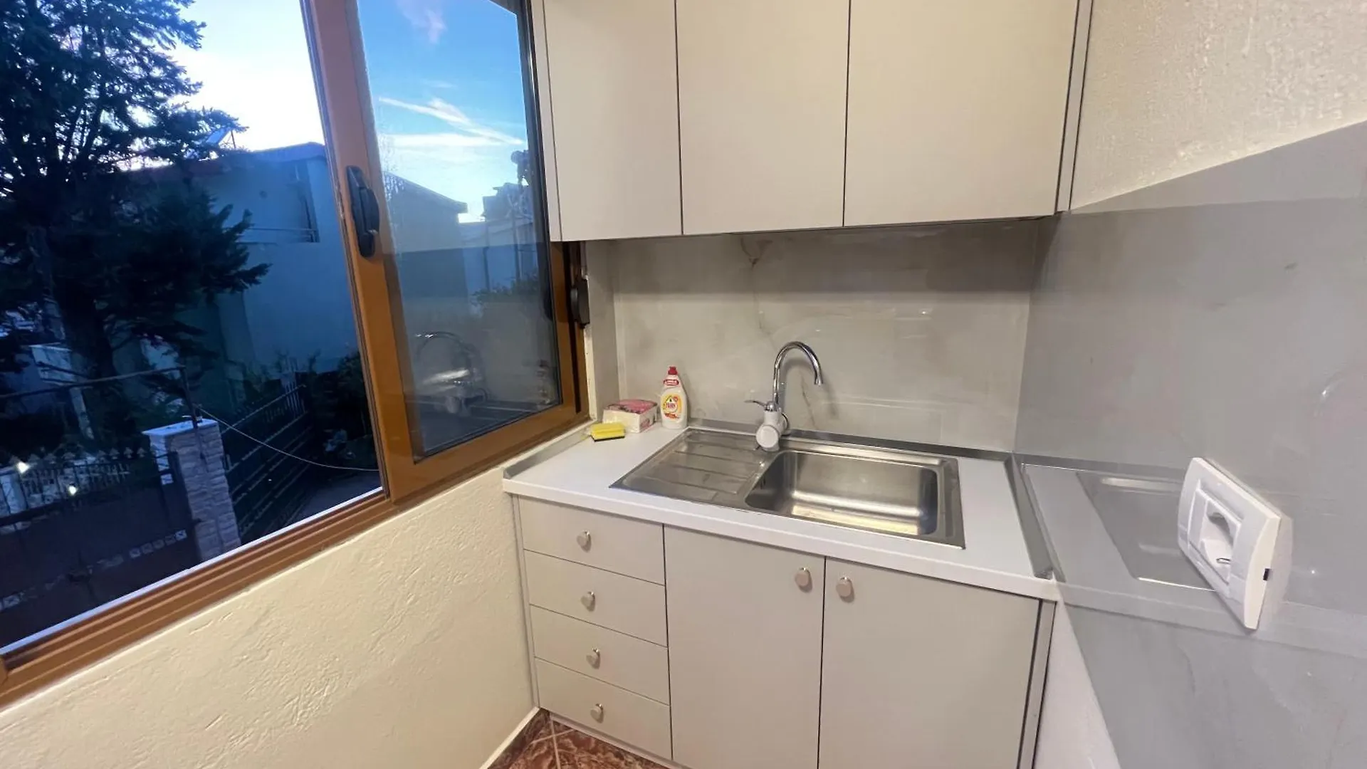Mandi Apartament ティラナ