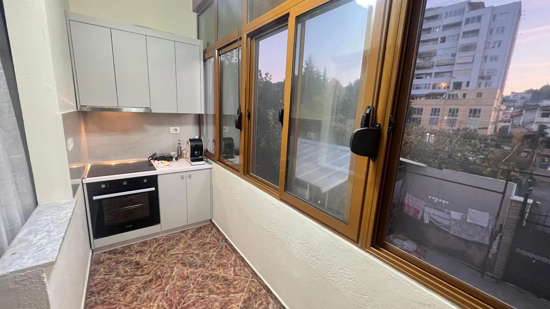 アパート Mandi Apartament ティラナ